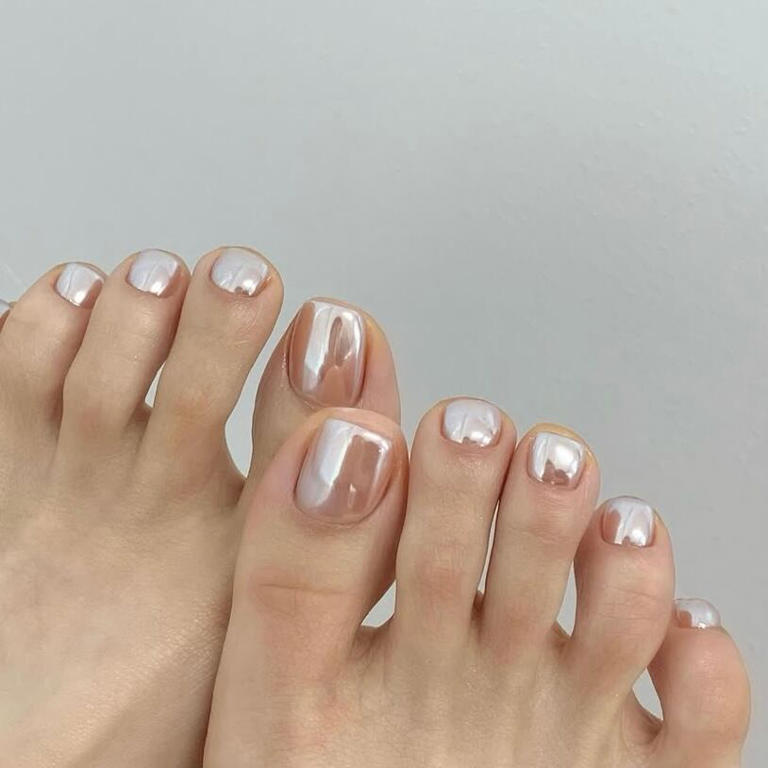 Las uñas "glazed" ofrecen un efecto perlado y lujoso. Foto: Instagram @gloss_sv