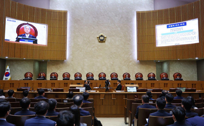 조희대 대법원장을 비롯한 대법관들이 전원합의체 선고를 위해 서울 서초구 대법원 대법정에 입장해 착석해 있다.