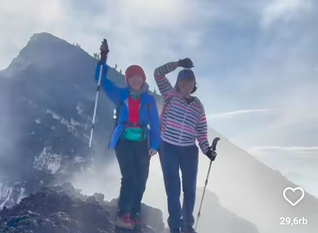 Dua pendaki perempuan asal Indonesia, Lilie Wijayanti dan Elsa Laksono, meninggal dunia usai turun dari puncak Carstensz Pyramid, Papua.