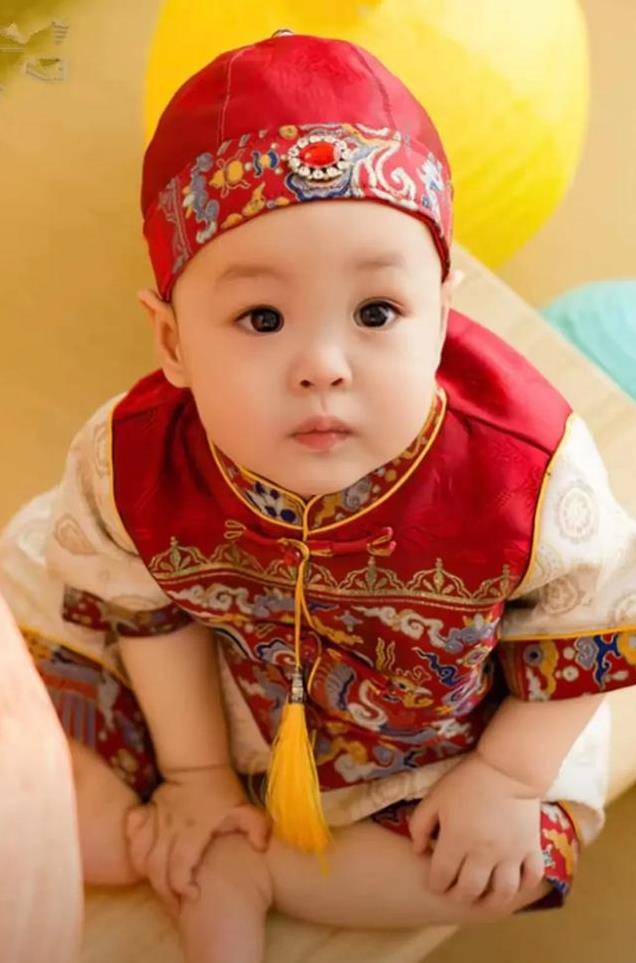 金龟子王宁外孙周岁宴曝光！锅盖头姥姥抢镜，夫妻恩爱岁月流转