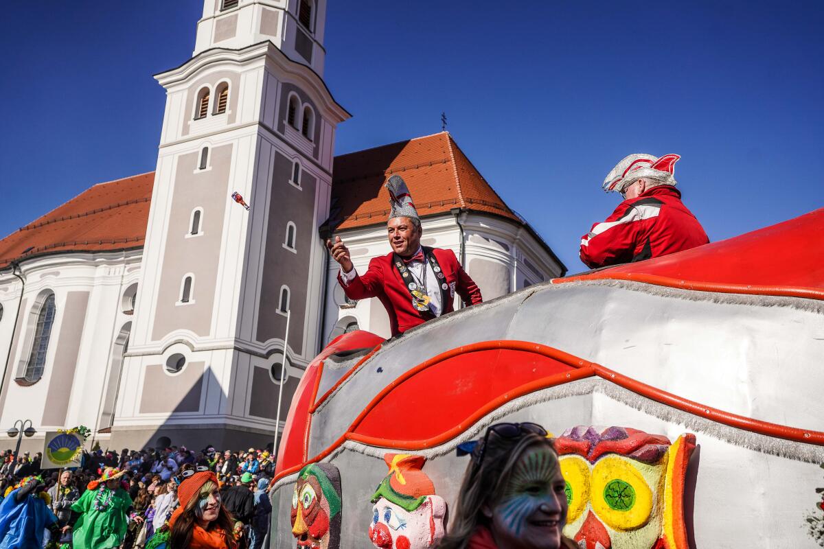 &bdquo;Der pure Wahnsinn&ldquo;: Was beim Faschingsumzug 2025 in Dischingen geboten war