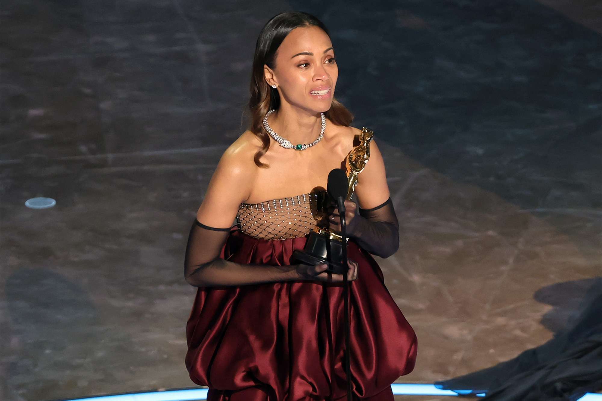 Zoe Saldaña Shouts for Her Mom Through Tears as She Wins First Oscar