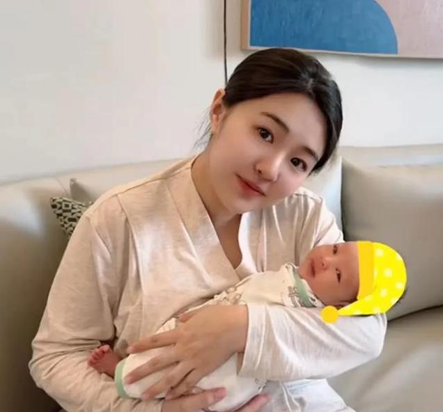 金龟子王宁外孙周岁宴曝光！锅盖头姥姥抢镜，夫妻恩爱岁月流转