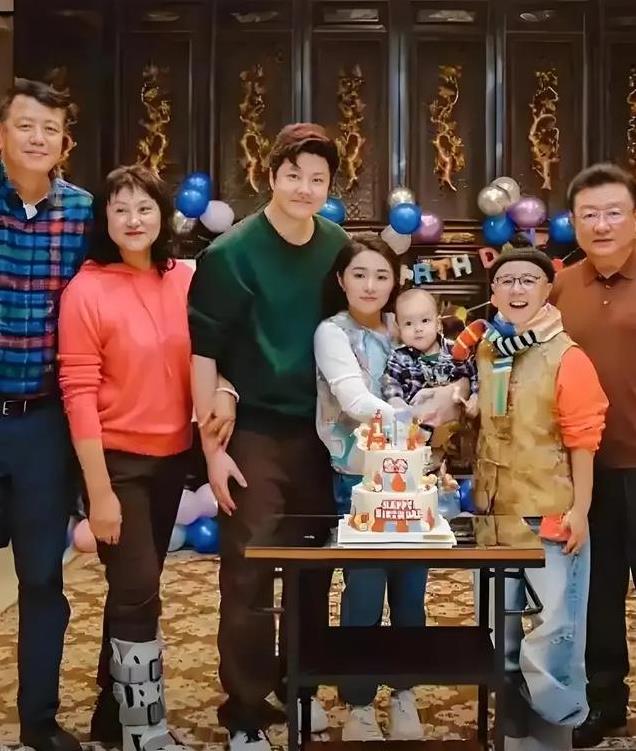 金龟子王宁外孙周岁宴曝光！锅盖头姥姥抢镜，夫妻恩爱岁月流转