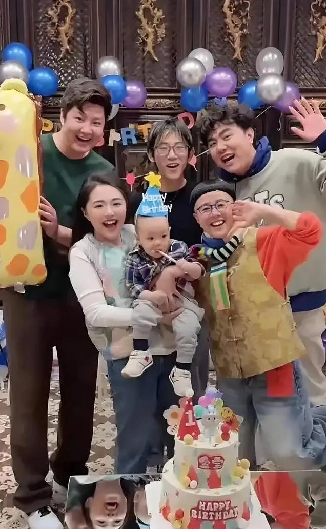 金龟子王宁外孙周岁宴曝光！锅盖头姥姥抢镜，夫妻恩爱岁月流转