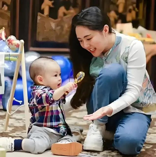 金龟子王宁外孙周岁宴曝光！锅盖头姥姥抢镜，夫妻恩爱岁月流转