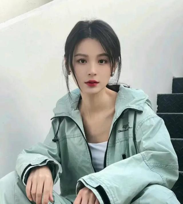 毕业于浙江艺术职业学院，出演了55部戏，当了11次女主角都没有红