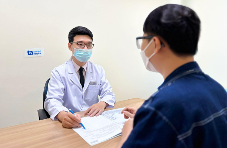 Bác sĩ Đức khám cho bệnh nhân. Ảnh: Bệnh viện Đa khoa Tâm Anh