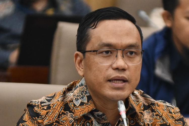 Direktur Utama PT Pertamina (Persero) Simon Aloysius Mantiri dalam Rapat Dengar Pendapar (RDP) dengan Komisi VI DPR RI di Gedung DPR RI, Senayan, Jakarta, Selasa (3/12/2024).