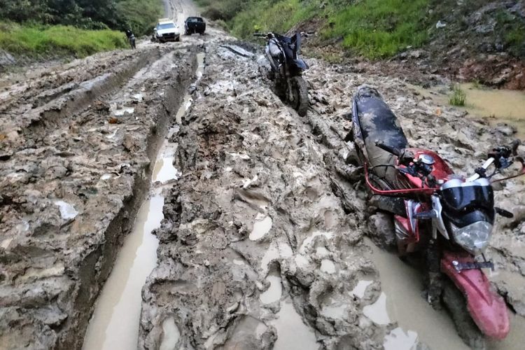 Kondisi jalan penghubung antar kecamatan di dataran tinggi Krayan, di perbatasan RI Malaysia, Kabupaten Nunukan Kaltara saat ini