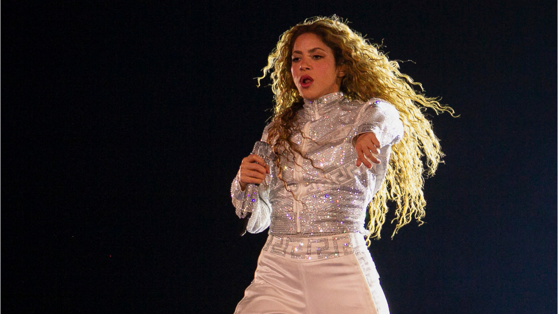 Shakira postpones Chile concert due to safety issues(00)