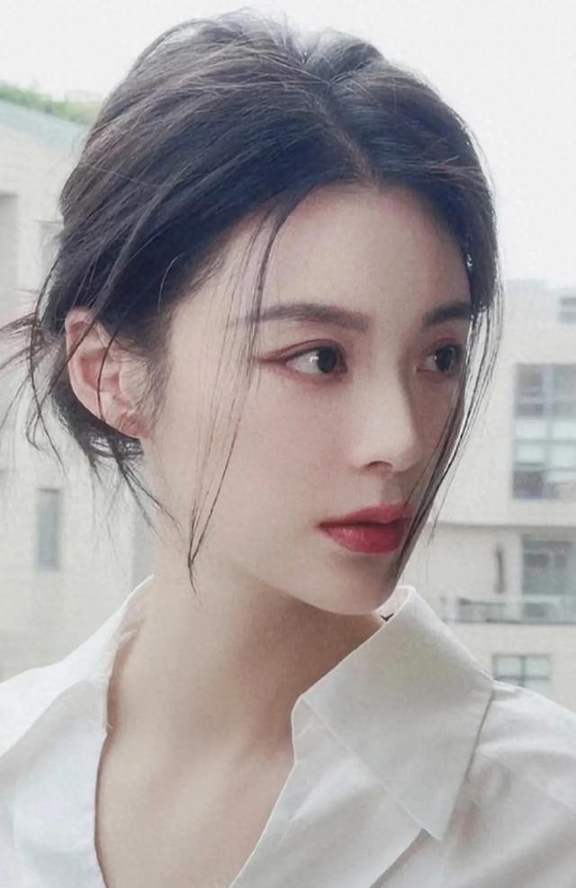 毕业于浙江艺术职业学院，出演了55部戏，当了11次女主角都没有红