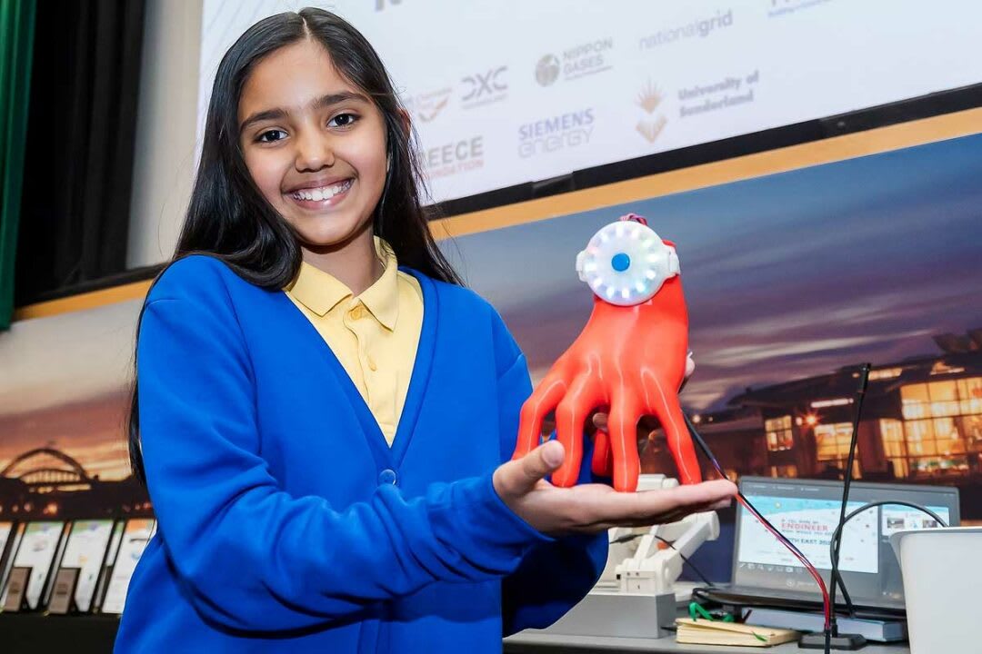 Une fillette de 8 ans invente un bracelet qui aide les enfants neurodivergents à communiquer