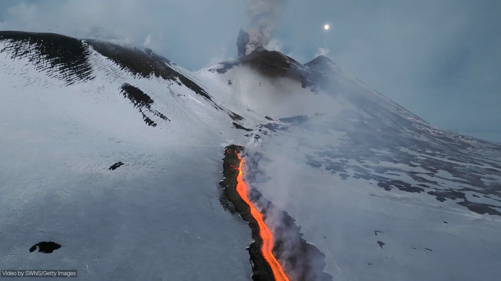 Das feurige Spektakel des Ätna inmitten von Schnee in Drohnenaufnahmen