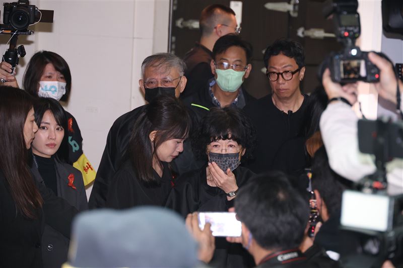 陳佩琪淚送柯文哲上車，大喊「政治干預司法、司法迫害人權」。（圖／記者鄭孟晃攝影）