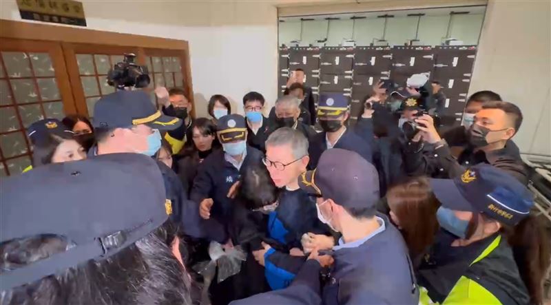 陳佩琪緊緊抱住柯文哲。（圖／記者羅欣怡攝影）