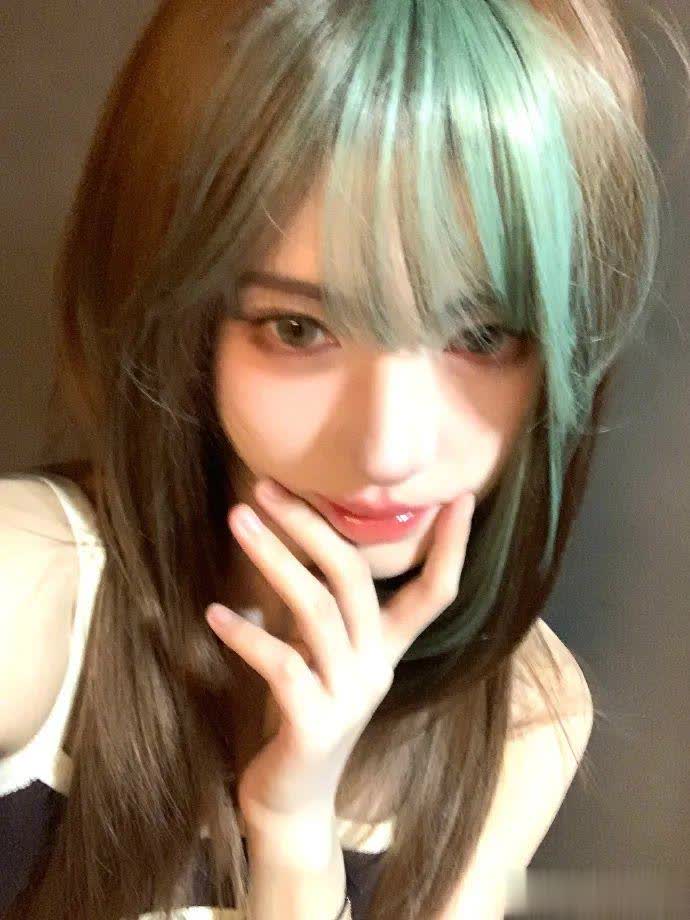 鞠婧祎染薄荷绿章若楠染红发，三月娱乐圈染发潮背后的玄学