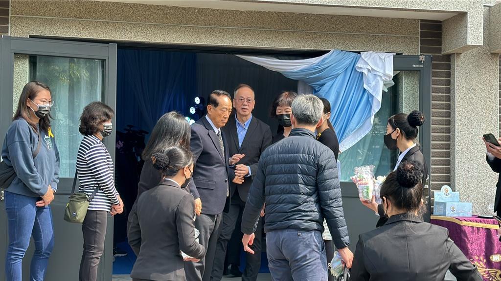 前立法委員楊文欣2月24日病逝，其告別式10日在台中市生命禮儀所崇德館舉行，親民黨主席宋楚瑜也到場致意。（馮惠宜攝）