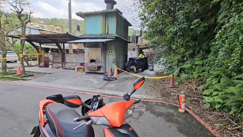 男子自焚亡，警封鎖現場採證。（圖／翻攝畫面）