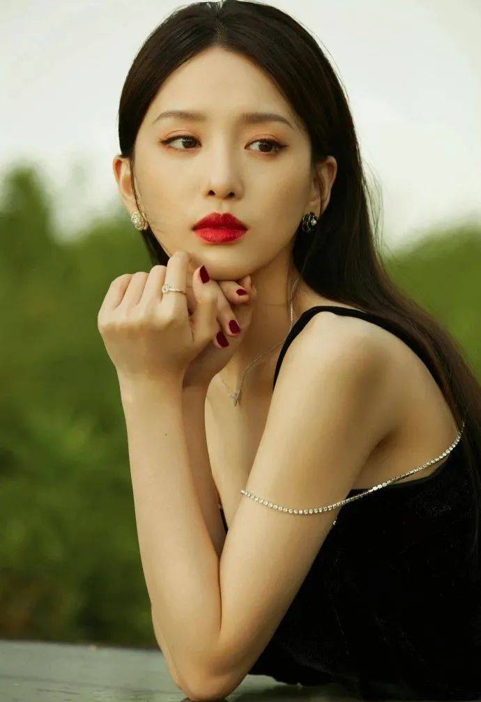 明媚朝气她成颜值担当，168cm仅90斤身材气质一流