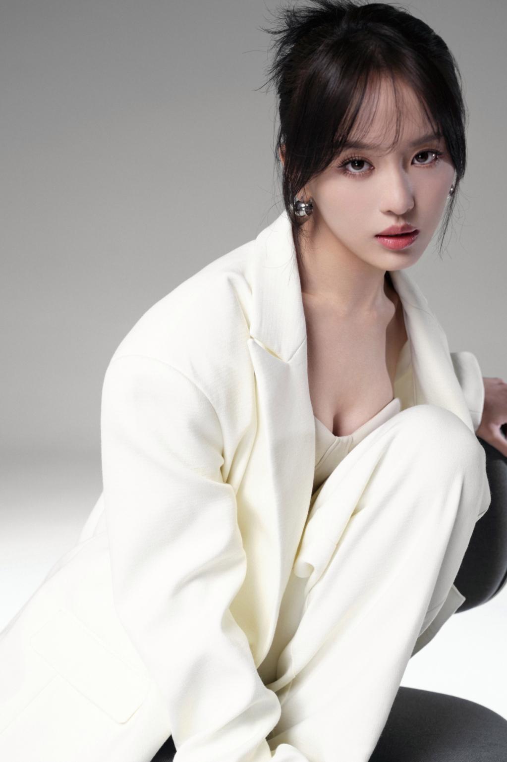 明媚朝气她成颜值担当，168cm仅90斤身材气质一流