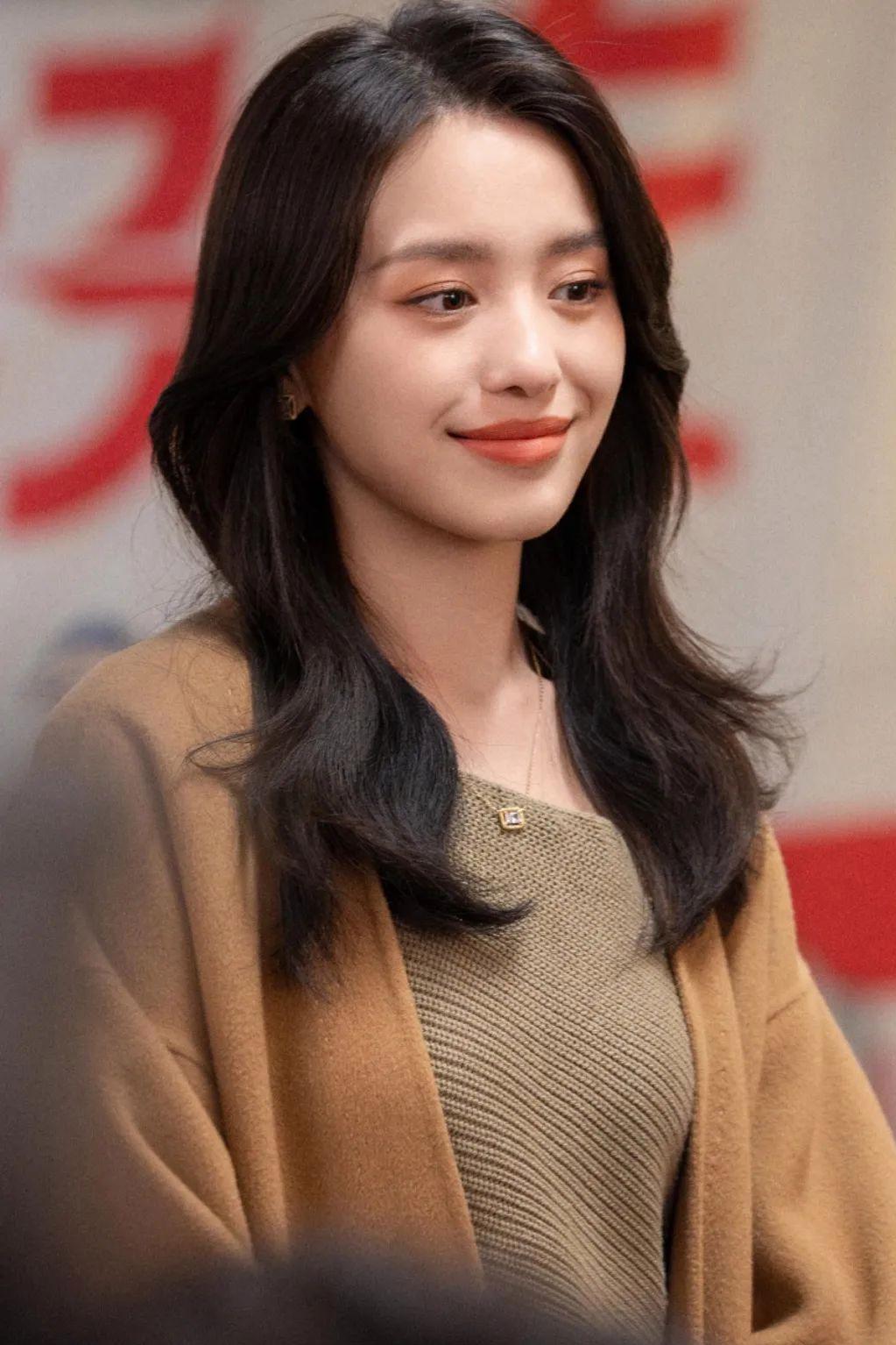 明媚朝气她成颜值担当，168cm仅90斤身材气质一流