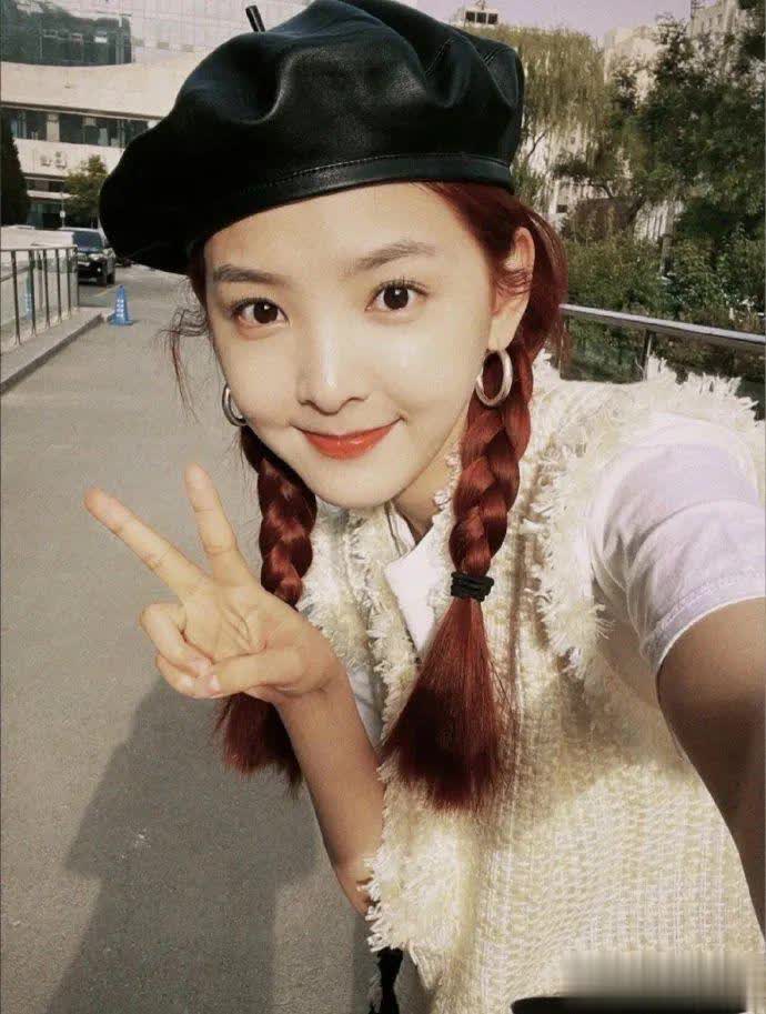 鞠婧祎染薄荷绿章若楠染红发，三月娱乐圈染发潮背后的玄学