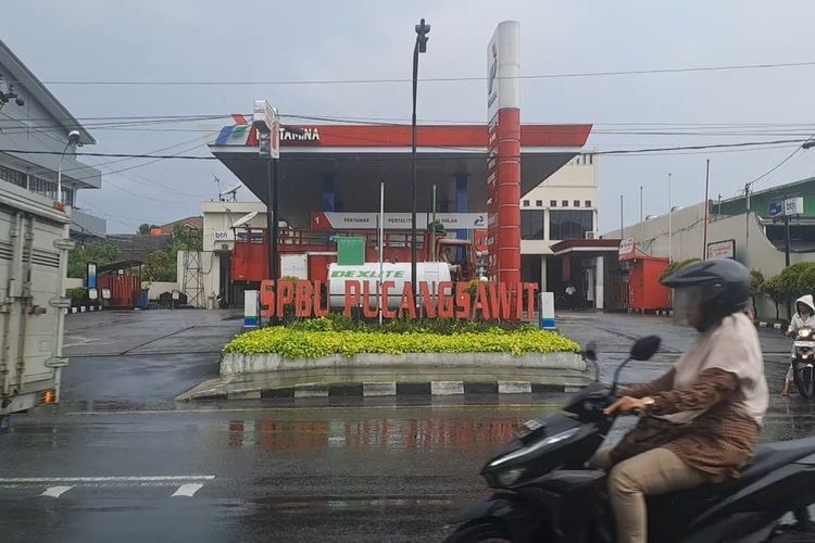 Kondisi layanan pengisian bahan bakan minyak (BBM) Pertamax di Stasiun pengisian bahan bakar (SPBU) Pucangsawit, Kota Solo, Jawa Tengah (Jateng), pada Senin (10/3/2025), siang.