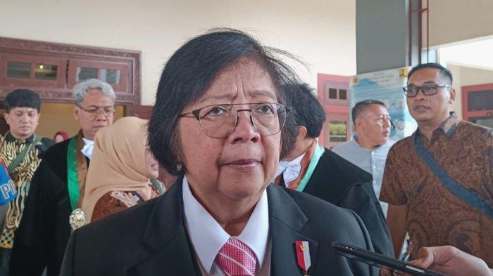 SITI NURBAYA BAKAR - Eks Menteri Lingkungan Hidup dan Kehutanan (LHK) Siti Nurbaya Bakar di Universitas Gadjah Mada (UGM), Jumat (20/10/2023). Siti Nurbaya kini jadi sorotan diduga memberi izin Eiger Adventure Land Bogor wisata yang kini disegel Dedi Mulyadi. ((KOMPAS.COM/YUSTINUS WIJAYA KUSUMA))