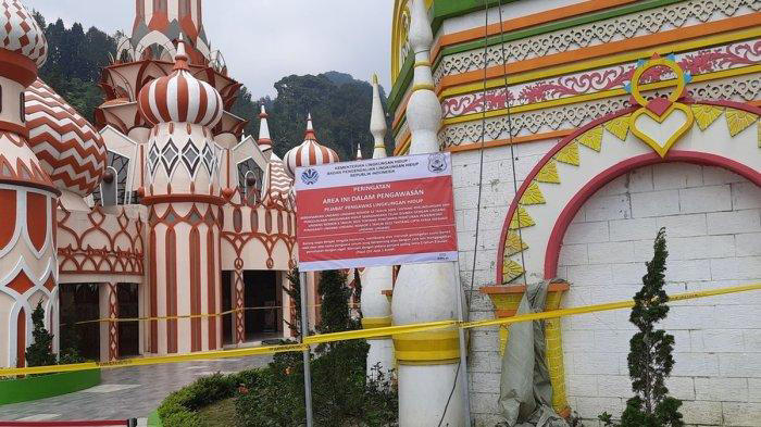 WISATA DI BOGOR DI SEGEL DEDI MULYADI - Wisata rekreasi Hibisc Fantasy Puncak Bogor, Jawa Barat, dibongkar. Tampak sejumlah alat berat sudah berada di lokasi, Kamis (6/3/2025). Adapun keempat wisata yang disegel antara lain, pabrik teh atau PT Perusahaan Perkebunan Sumber Sari Bumi Pakuan (PPSSBP), PTPN I Regional 2 Gunung Mas, PT Jaswita Jabar (Hibiscus Park), dan jembatan gantung Eiger Adventure Land, Megamendung. ((KOMPAS.COM/AFDHALUL IKHSAN))