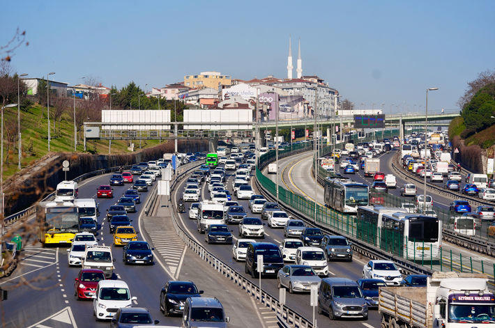 İstanbulda ısınan hava trafiğe yol açtı!