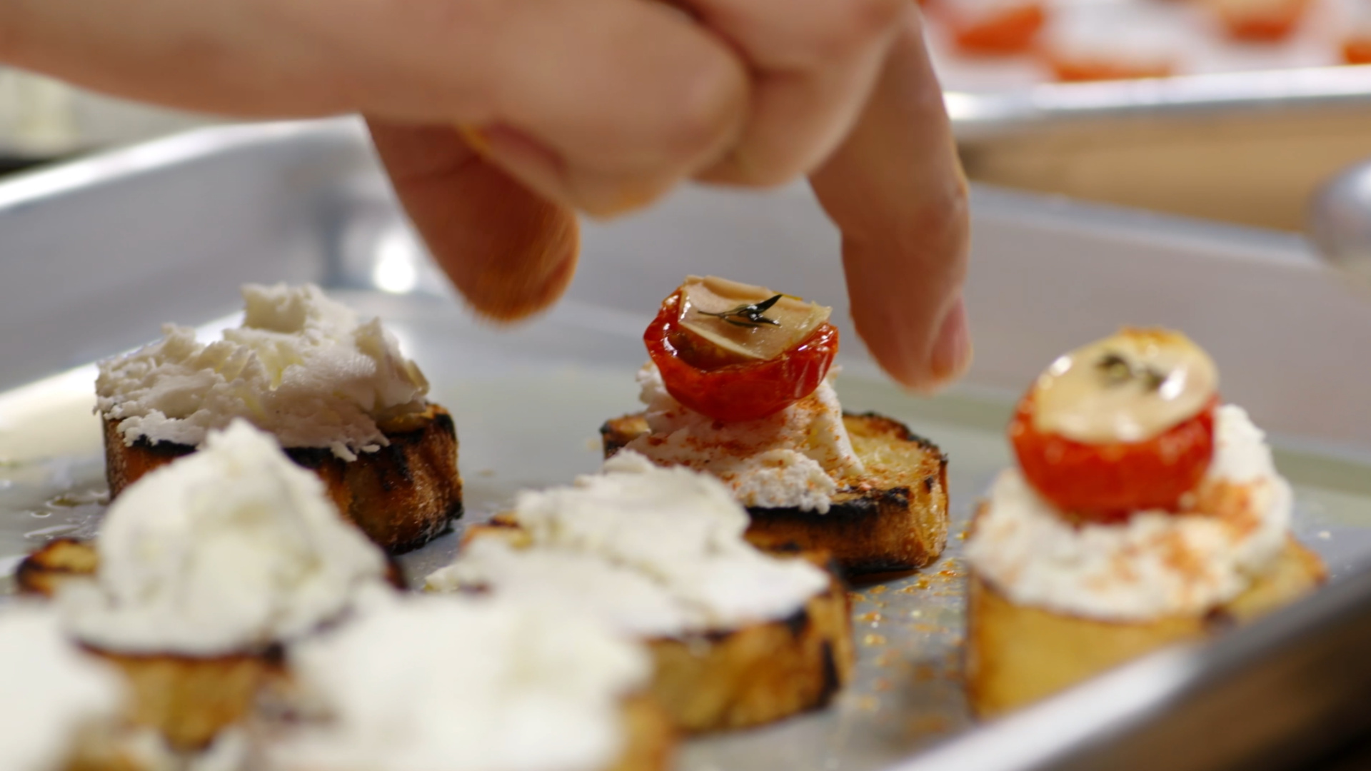 Langsam geröstete Kirschtomaten mit Knoblauch und Ziegenkäse