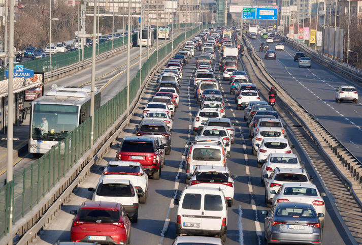 İstanbulda ısınan hava trafiğe yol açtı!