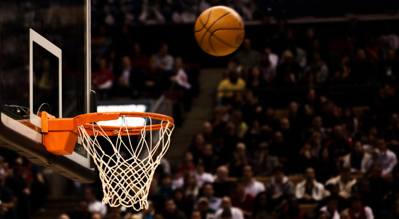 Insulti sessisti all’arbitra da una mamma alla partita di basket ...
