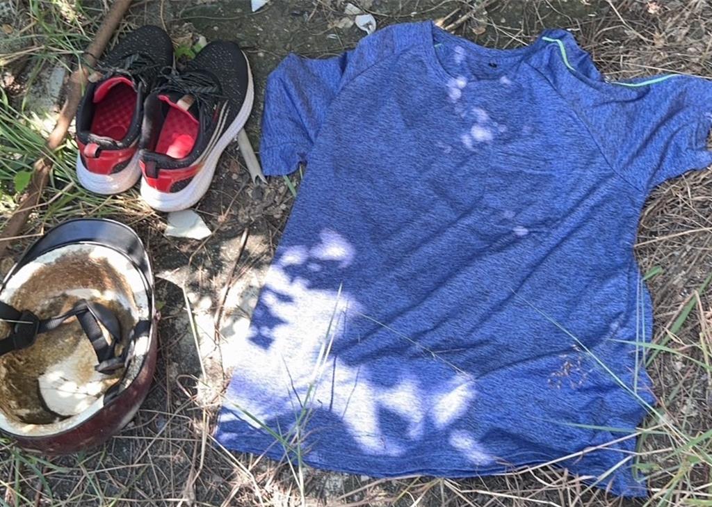 吳龍滿殺害鄰居後變裝逃逸，當時他丟棄的藍色上衣、布鞋等證物也曝光。（翻攝照片／紀爰高雄傳真）