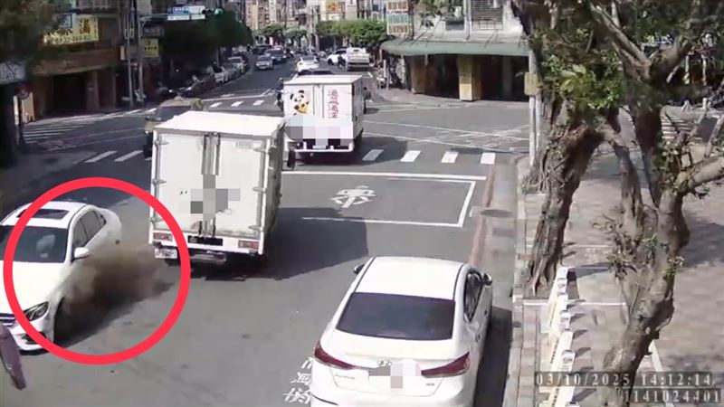 鄭男開著愛車卻不慎爆衝逆向追撞2車，場面相當驚悚。（圖／警方提供）
