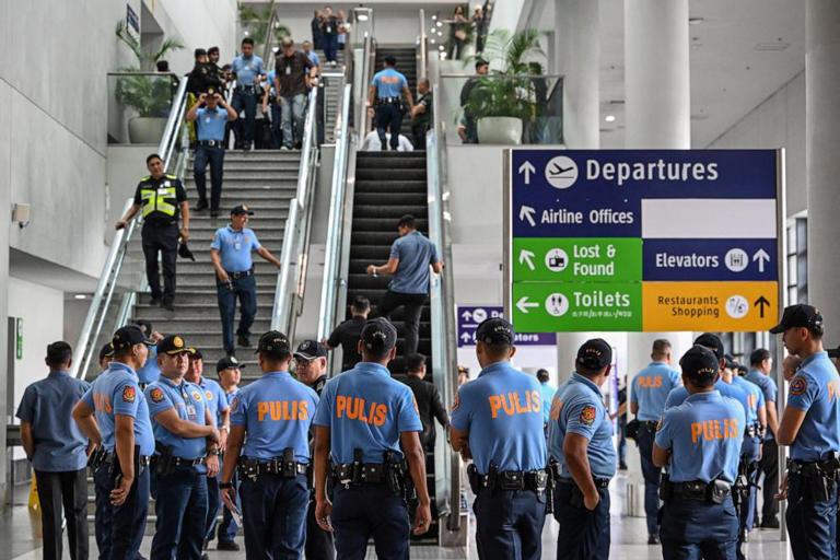 Cảnh sát tập trung chờ cựu tổng thống Philippines Rodrigo Duterte đến Sân bay quốc tế Ninoy Aquino ở Pasay, thủ đô Manila vào ngày 11 tháng 3 năm 2025.