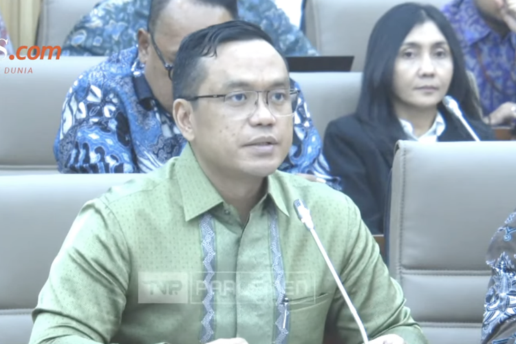 Dirut Pertamina Simon Aloysius Mantiri saat rapat evaluasi kinerja internal Pertamina pasca berita korupsi tata kelola minyak bersama Komisi VI DPR RI (11/3/2025).