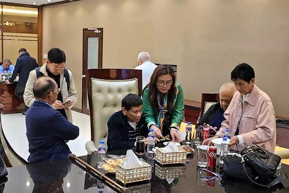 Bức ảnh này được chụp và phát hành vào ngày 11 tháng 3 năm 2025, cho thấy cựu Tổng thống Philippines Rodrigo Duterte, ở giữa, bên trong Căn cứ Không quân Villamor ở Pasay, Metro Manila, sau khi đến từ Hồng Kông.