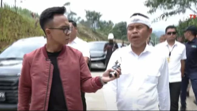 Dipo Nurbahagia saat wawancara dengan Gubernur Jawa Barat, Dedi Mulyadi saat mengecek kawasan Hibisc Puncak beberapa waktu lalu
