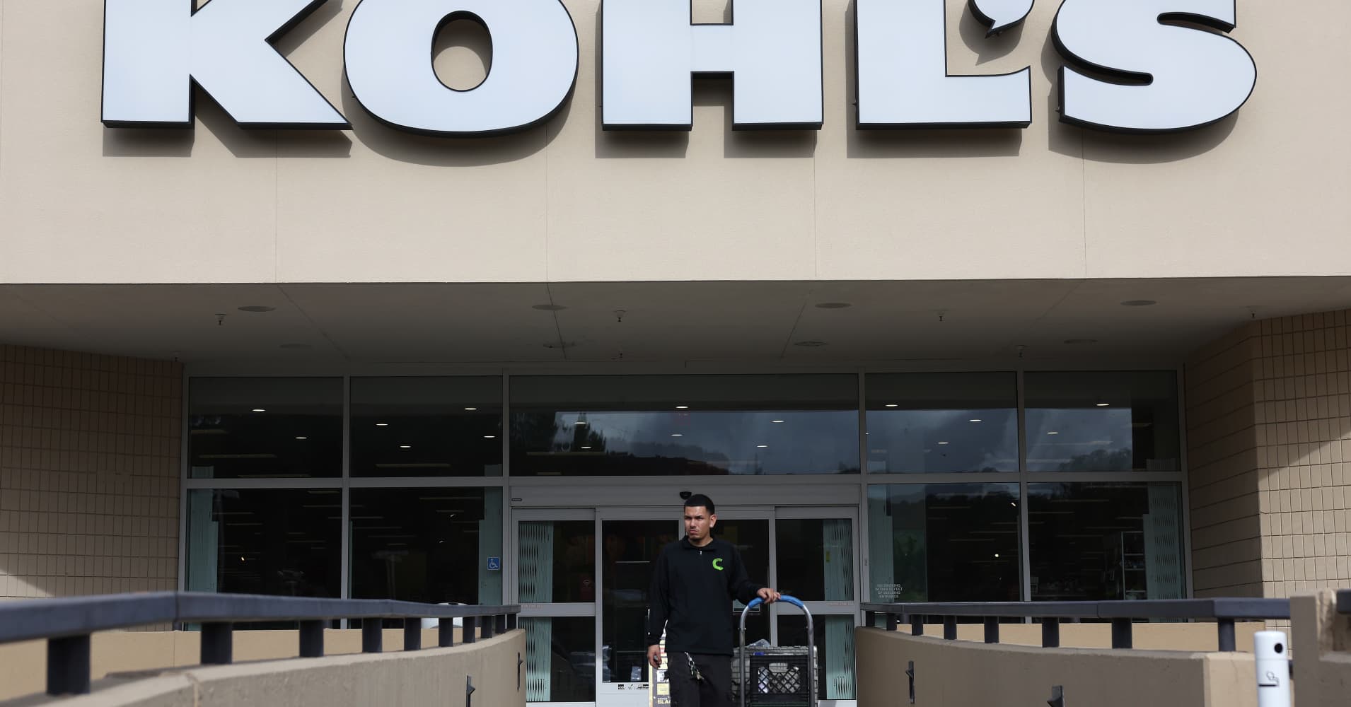 Kohl's shares plunge 15% as retailer gives rough outlook for the year ahead