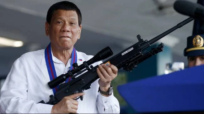 Rodrigo Duterte saat masih menjabat Presiden Filipina berpose dengan senapan Galil buatan Israel di Camp Crame, markas gendarmeri Filipina di Quezon, timur laut Manila, 19 April 2018.