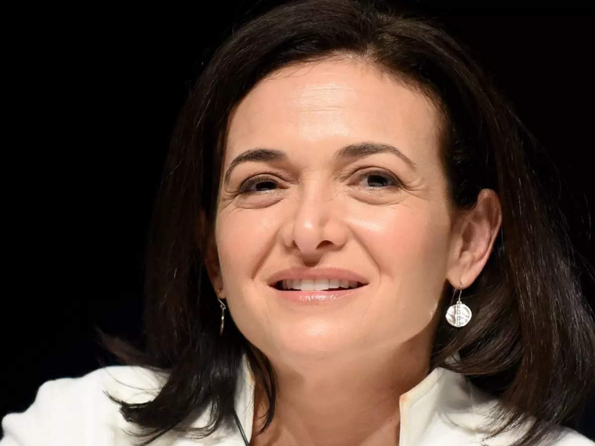 Facebook's exCOO Sheryl Sandberg 'lied' about boarding flight that(02)