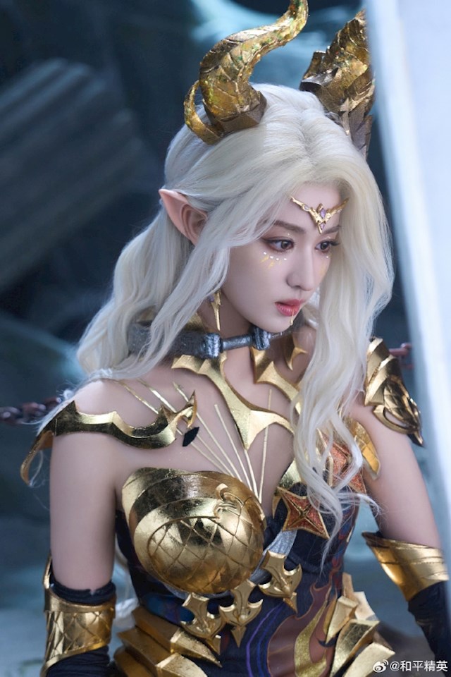 王楚然COS龙族女王：手持骨节鞭 霸气与优雅并存