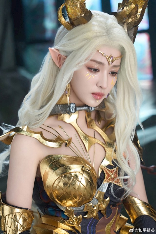 王楚然COS龙族女王：手持骨节鞭 霸气与优雅并存