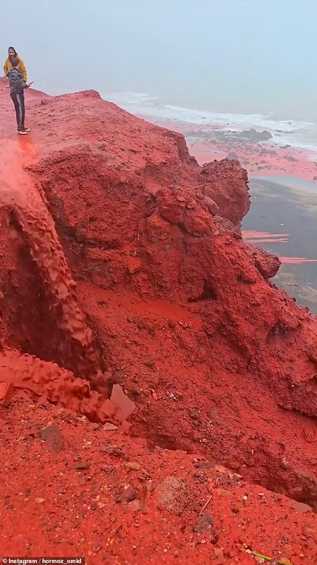 Red Rain Mystery: Unusual Phenomenon Turns Landscapes Crimson 3 AA1AKVF9