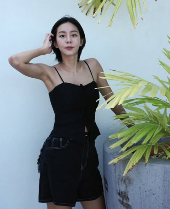 사이판에서 포즈를 취하는 배우 유이