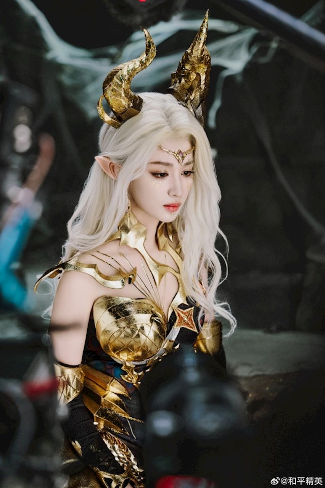 王楚然COS龙族女王：手持骨节鞭 霸气与优雅并存