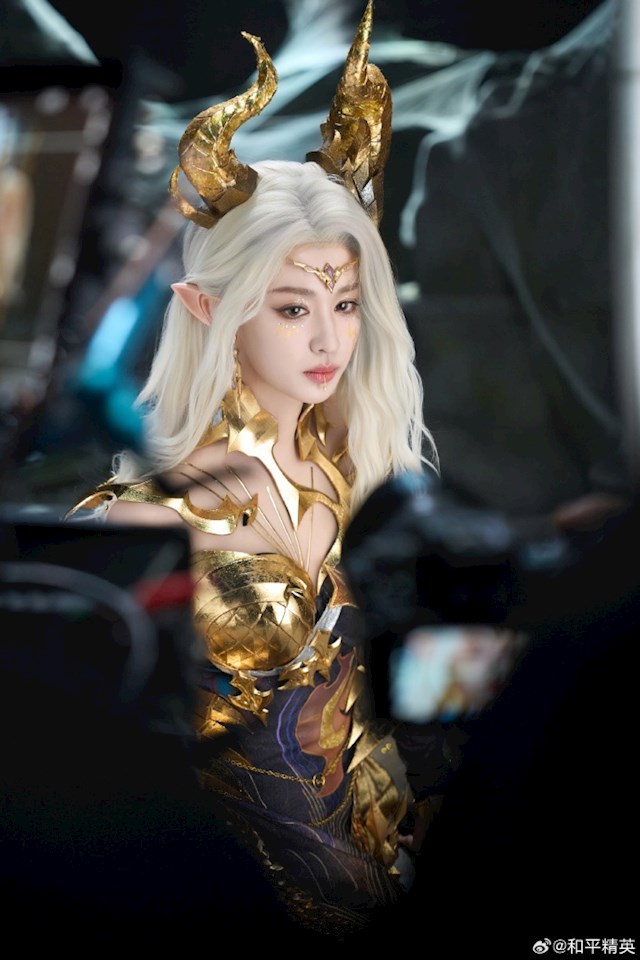 王楚然COS龙族女王：手持骨节鞭 霸气与优雅并存