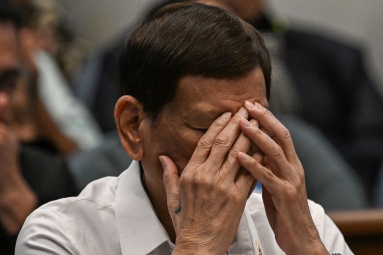 Mantan Presiden Filipina Rodrigo Duterte saat menghadiri sidang senat mengenai perang narkoba saat masa pemerintahannya, di Manila, 28 Oktober 2024.